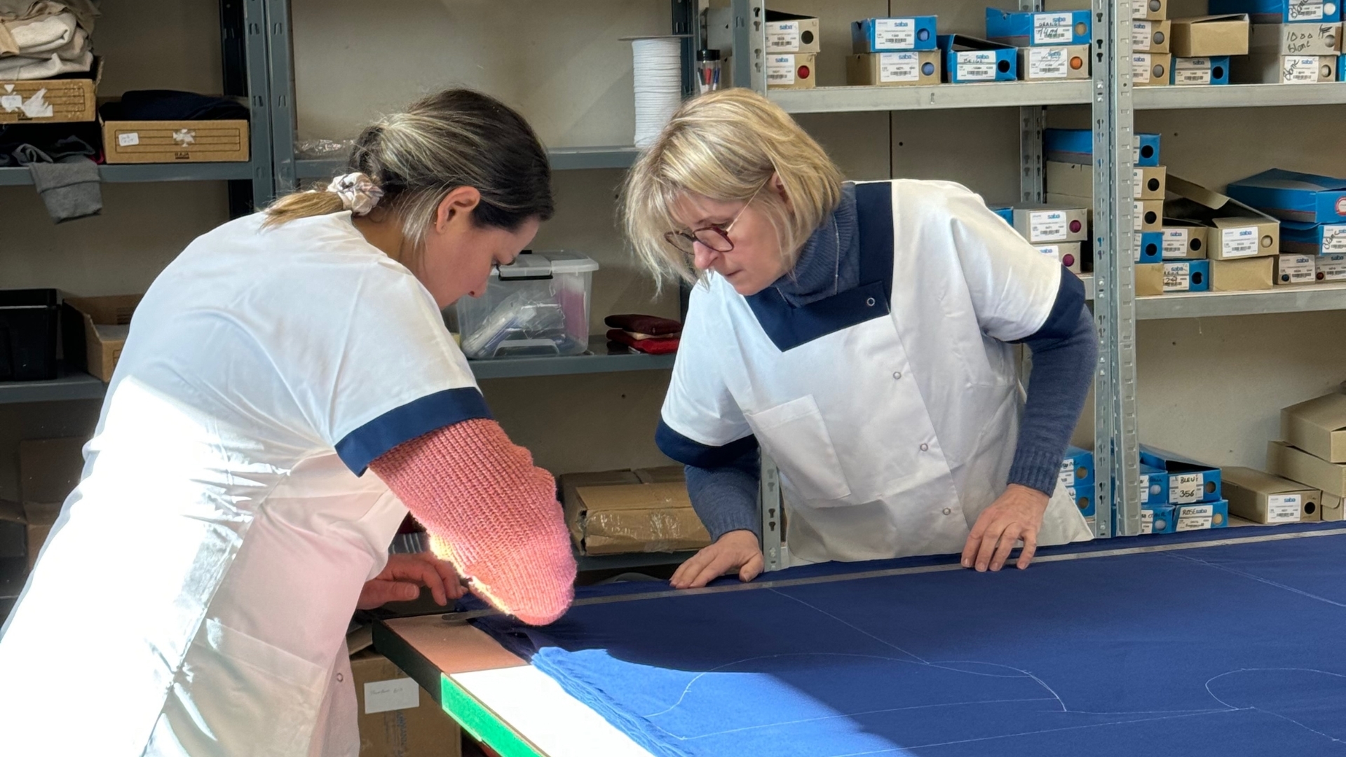 Du croquis au vêtement fini.
Votre marque, 
notre savoir-faire.