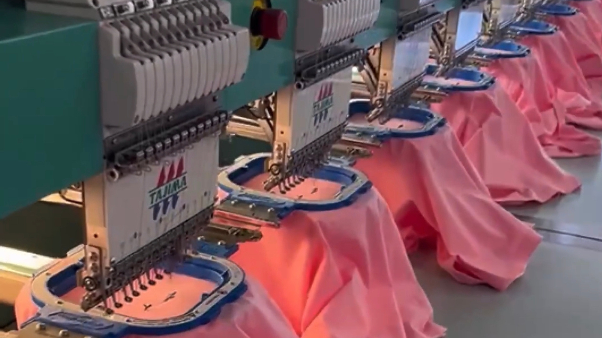 Machine de broderie personnalisant un textile